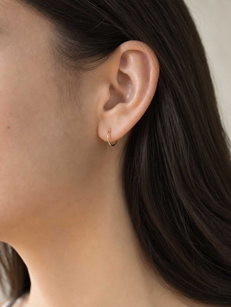 Arracada Lisa 12 mm Oro 10K puesto — modelo