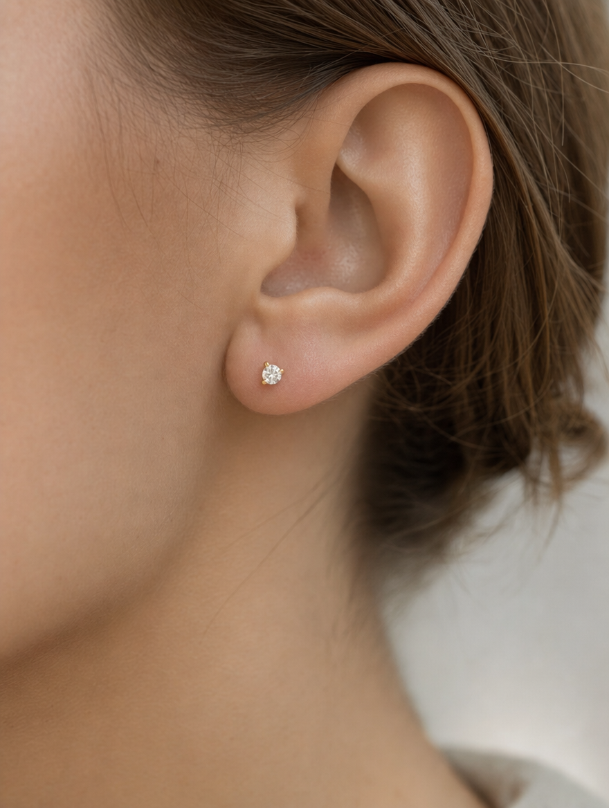 Broquel Solitario Zirconia Blanca 2.25 mm Oro 10K puesto — modelo