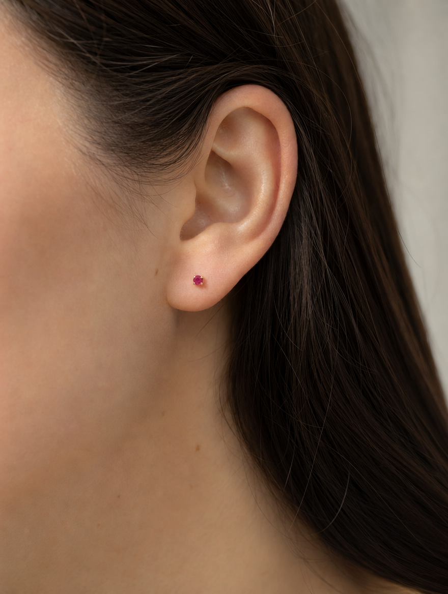 Broquel Solitario Zirconia Rubí 2.25 mm Oro 10K puesto — modelo