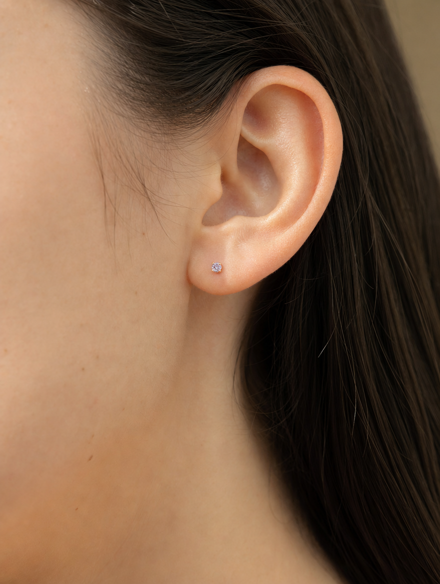 Broquel Solitario Zirconia Lila 2.25 mm Oro 10K puesto — modelo