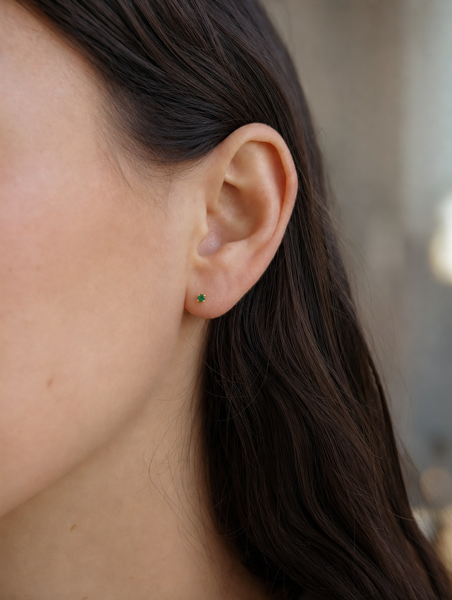Broquel Solitario Zirconia Verde 2.25 mm Oro 10K puesto — modelo