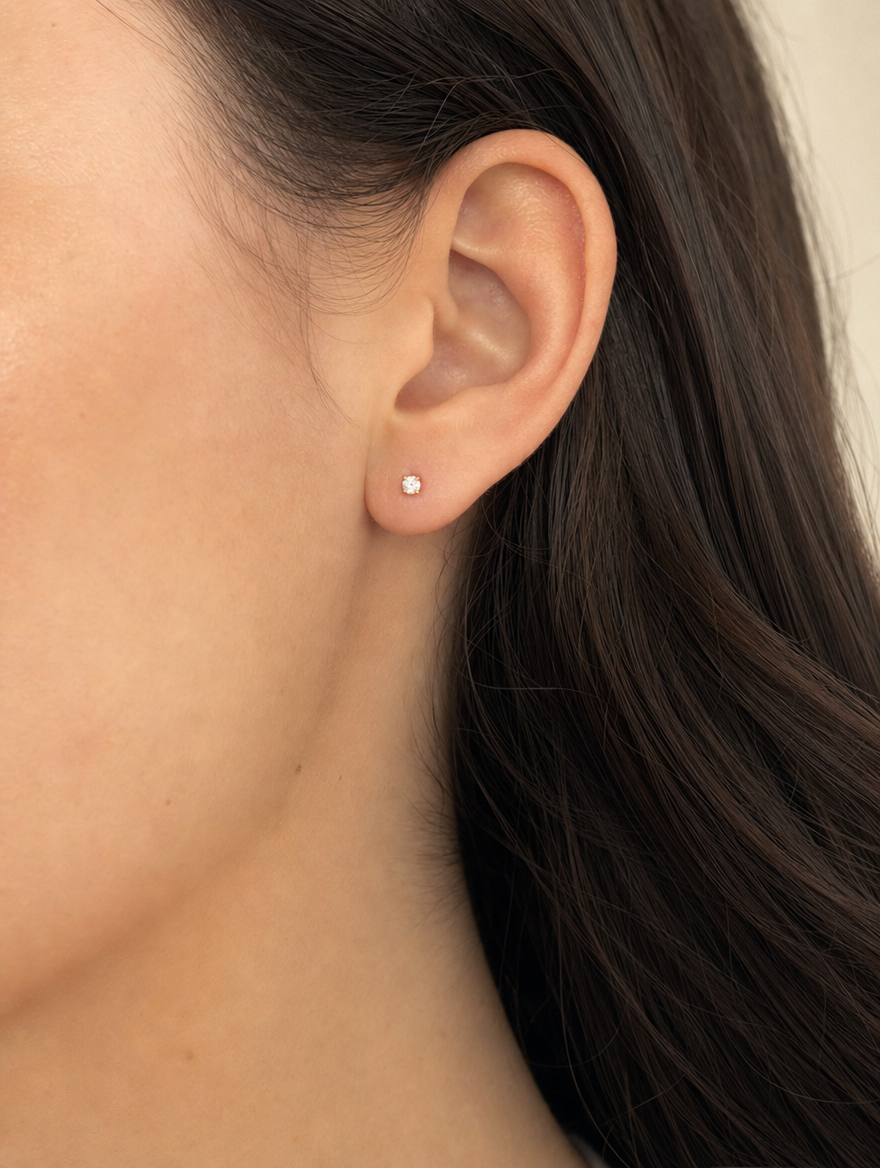 Broquel Solitario Zirconia Blanca 3 mm Oro 10K puesto — modelo