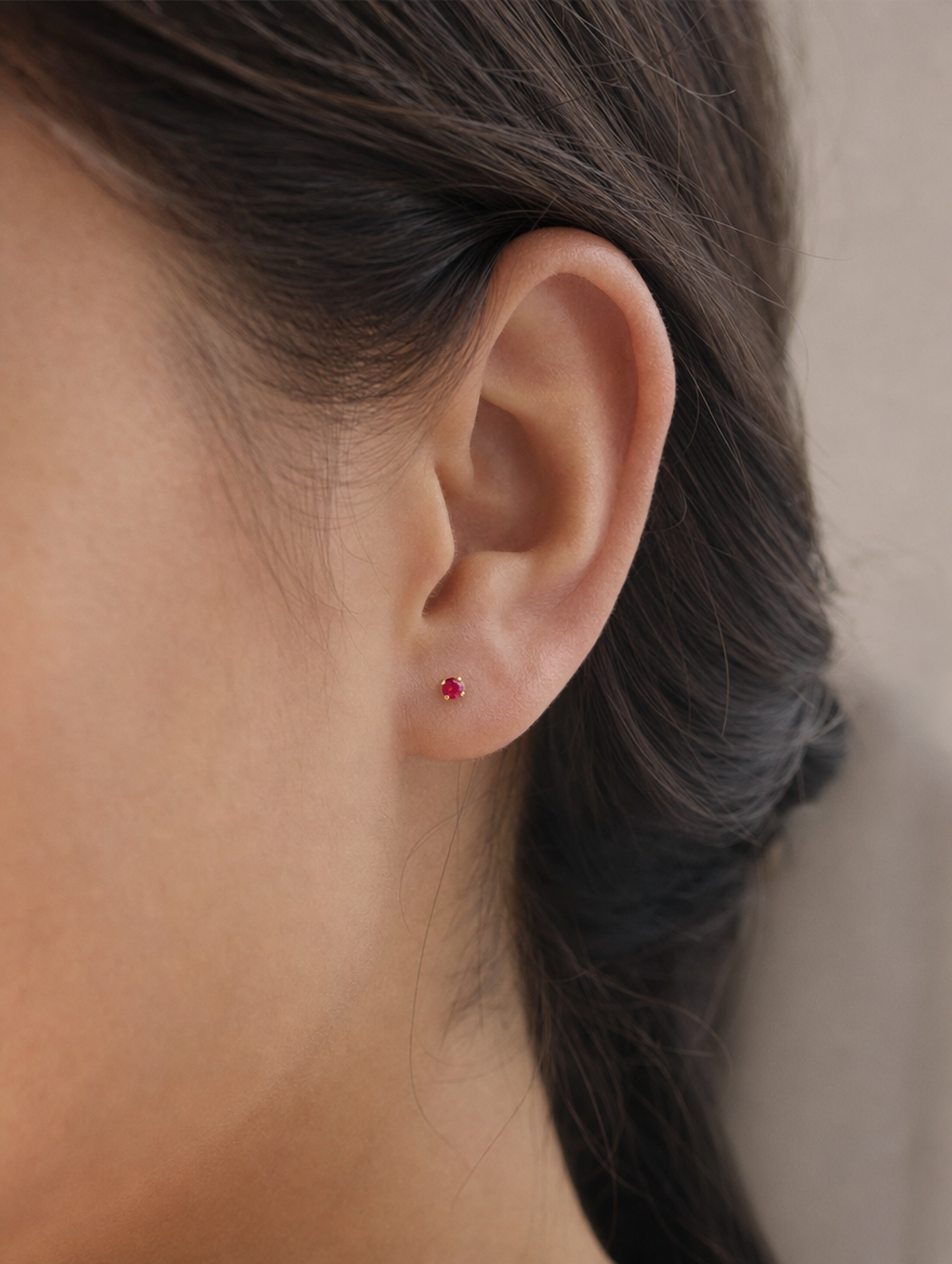 Broquel Solitario Zirconia Rubí 3 mm Oro 10K puesto — modelo