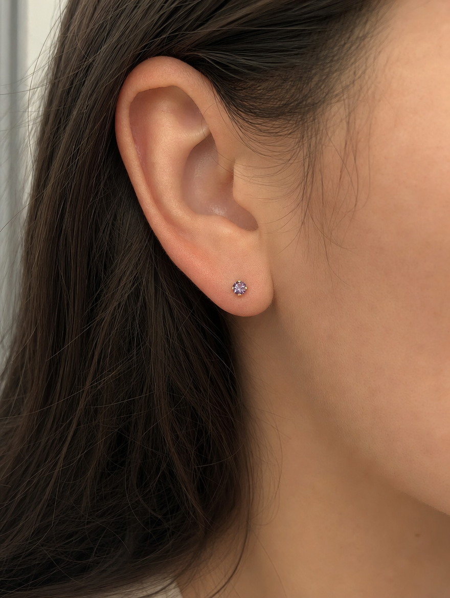 Broquel Solitario Zirconia Amatista 3 mm Oro 10K puesto — modelo