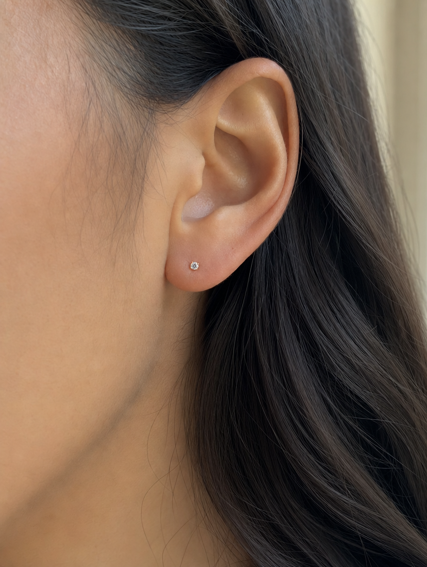 Broquel Solitario Zirconia Aqua 3 mm Oro 10K puesto — modelo