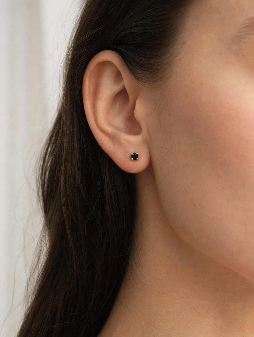 Broquel Solitario Zirconia Negra 3 mm Oro 10K puesto — modelo