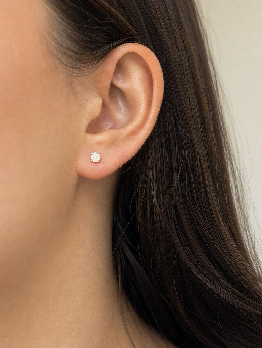 Broquel Solitario Zirconia Tornasol 3 mm Oro 10K puesto — modelo