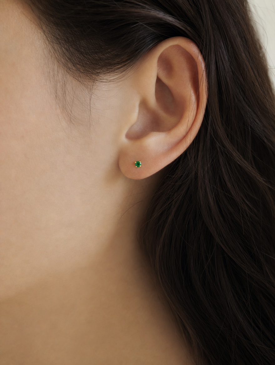 Broquel Solitario Zirconia Verde 3 mm Oro 10K puesto — modelo