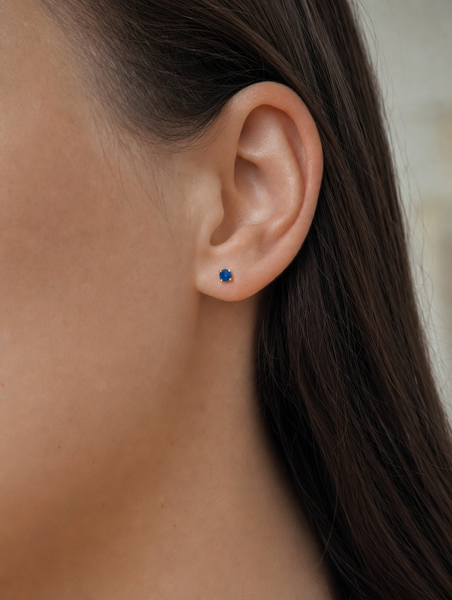 Broquel Solitario Zirconia Azul 3 mm Oro 10K puesto — modelo