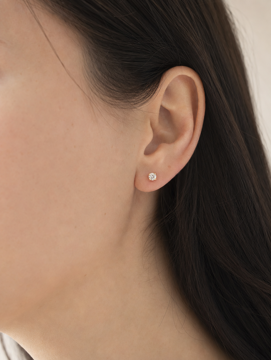 Broquel Solitario Zirconia Blanca 4 mm Oro 10K puesto — modelo