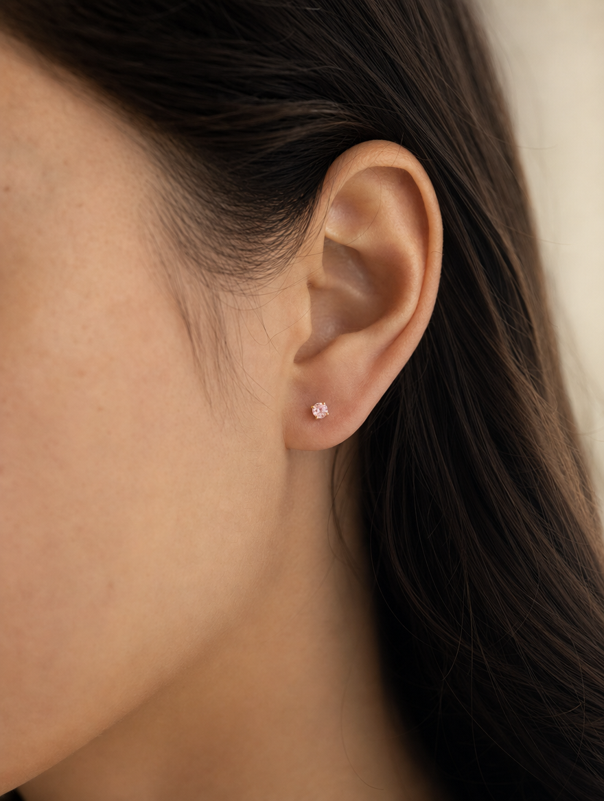 Broquel Solitario Zirconia Rosa 4 mm Oro 10K puesto — modelo