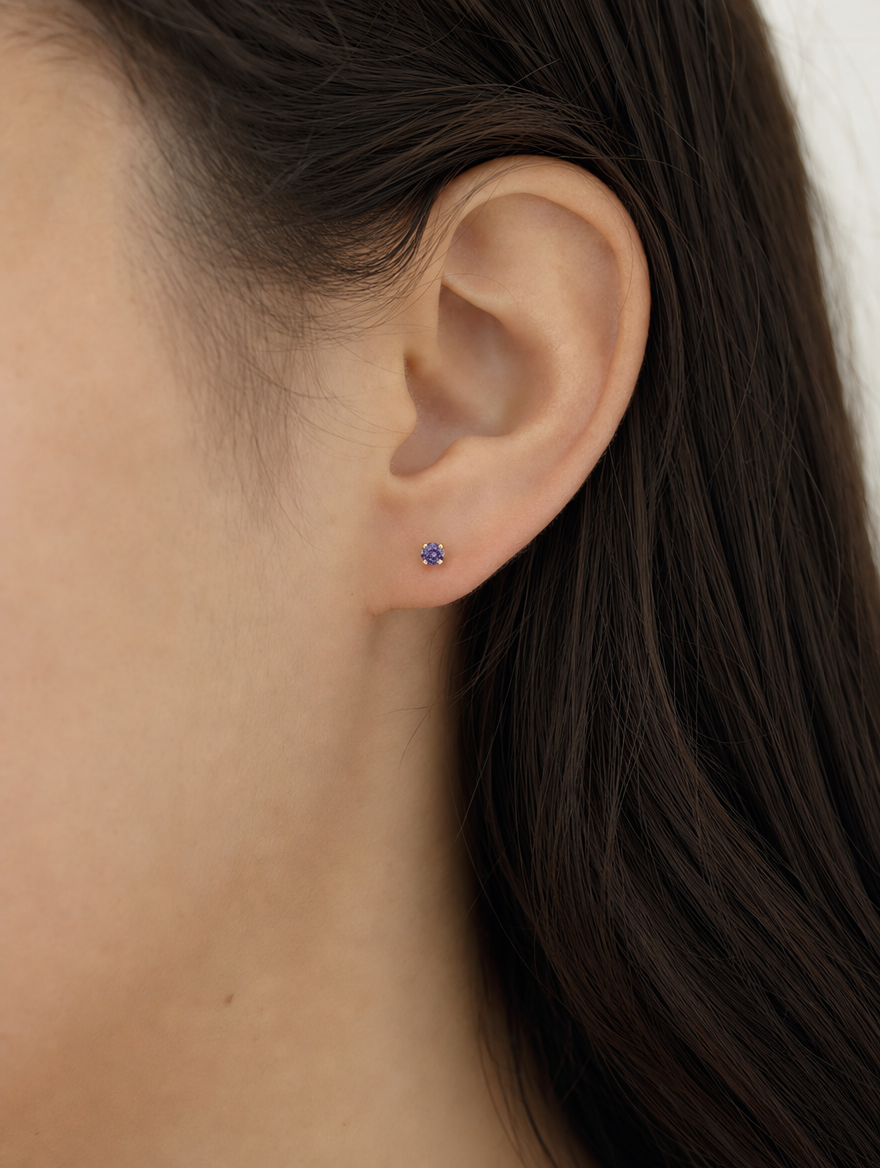 Broquel Solitario Zirconia Amatista 4 mm Oro 10K puesto — modelo
