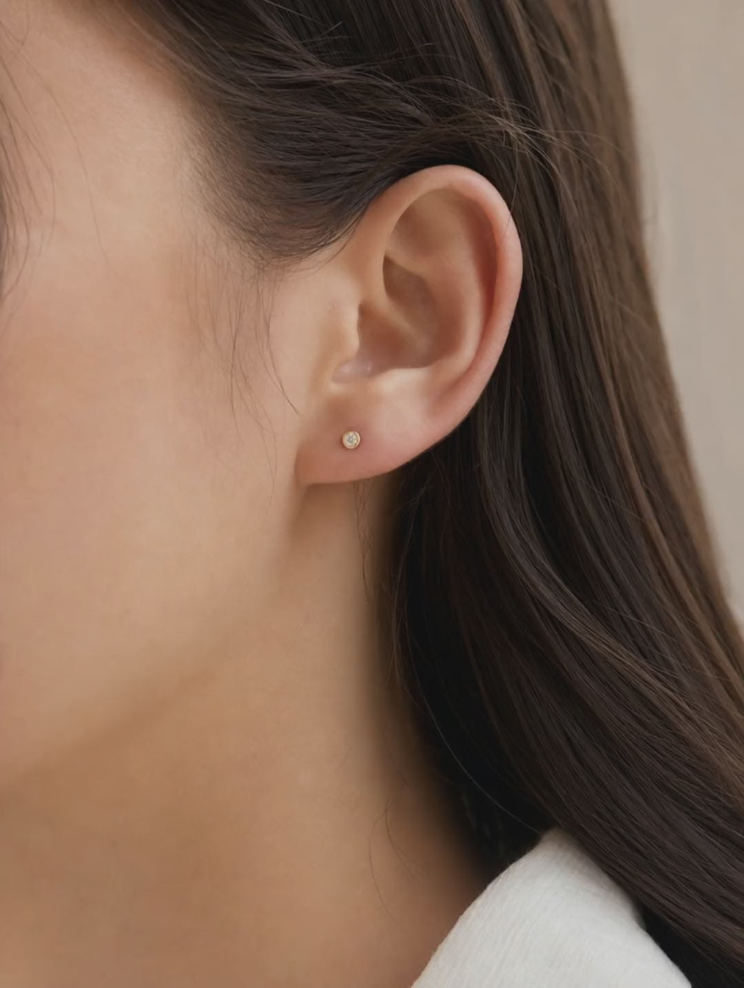 Broquel Bisel Zirconia Blanca 3 mm Oro 10K - video lifestyle