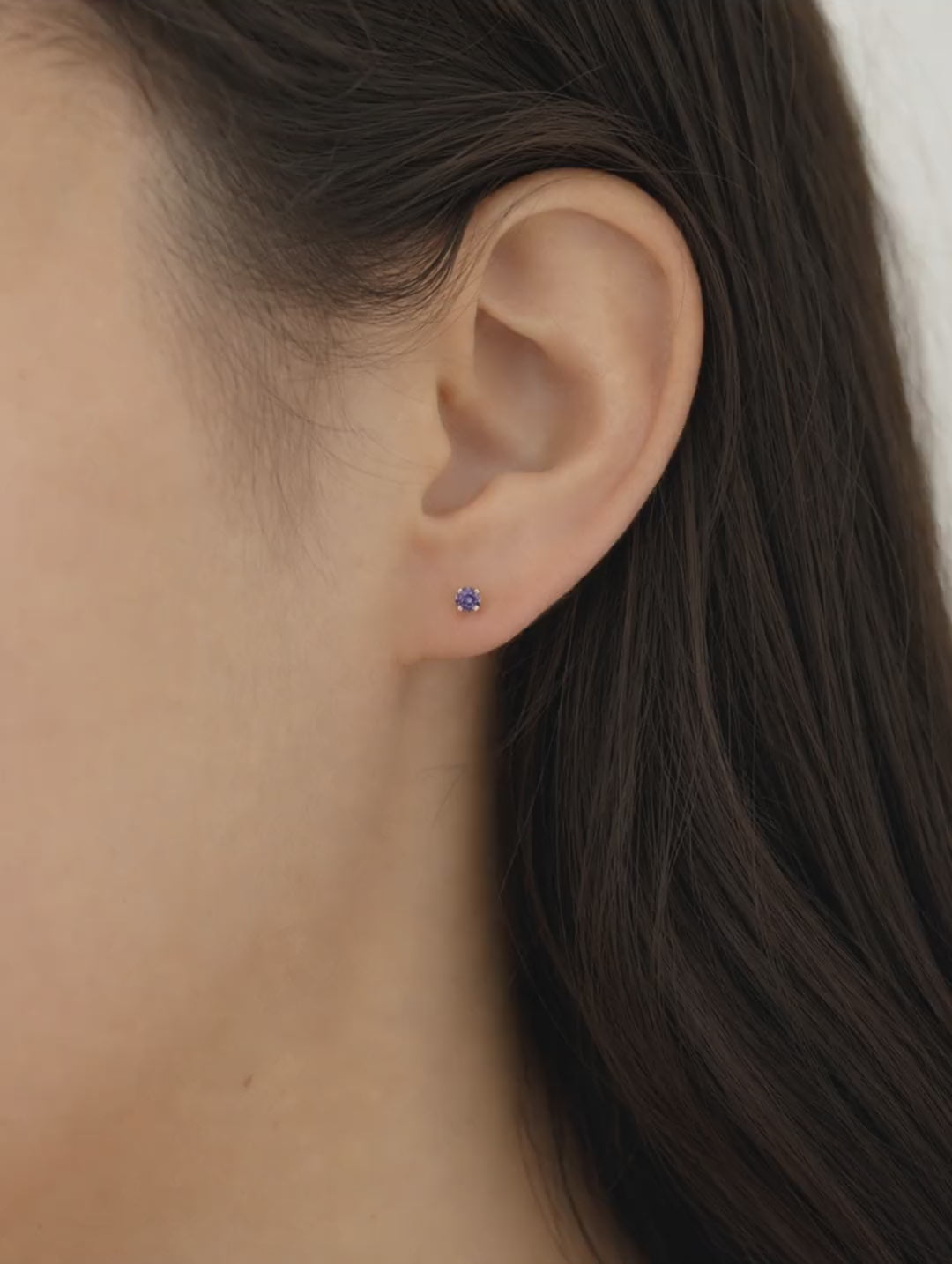 Broquel Solitario Zirconia Amatista 4 mm Oro 10K - video lifestyle