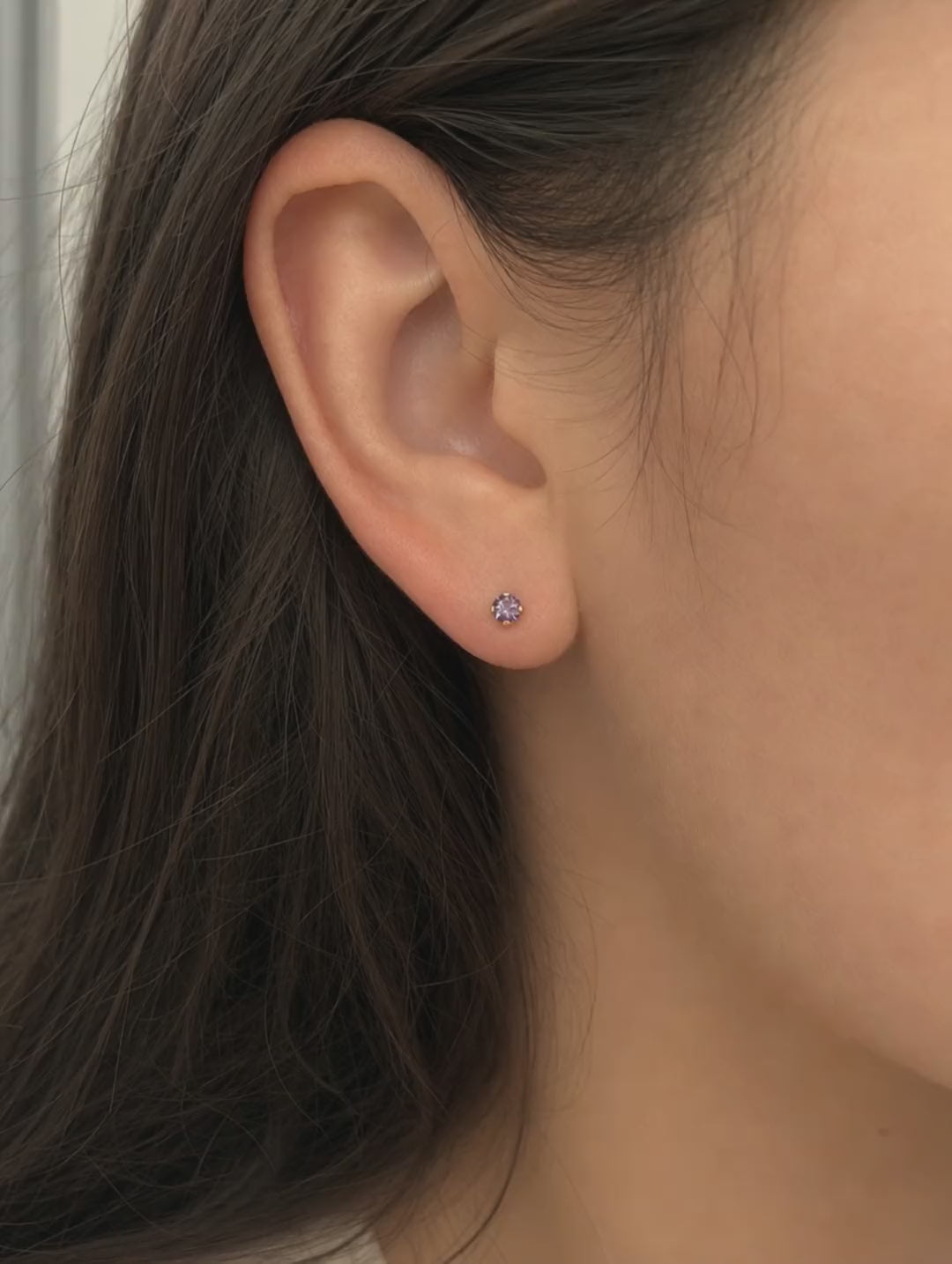 Broquel Solitario Zirconia Amatista 3 mm Oro 10K - video lifestyle