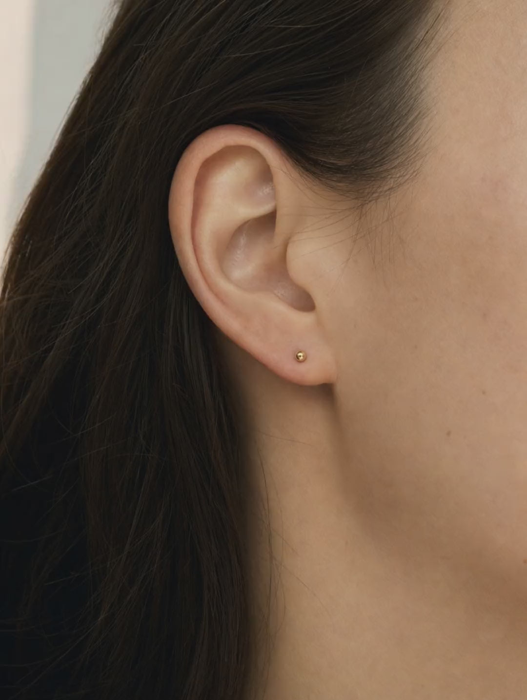 Broquel Dormilona 4.9 mm Oro 10K - video lifestyle