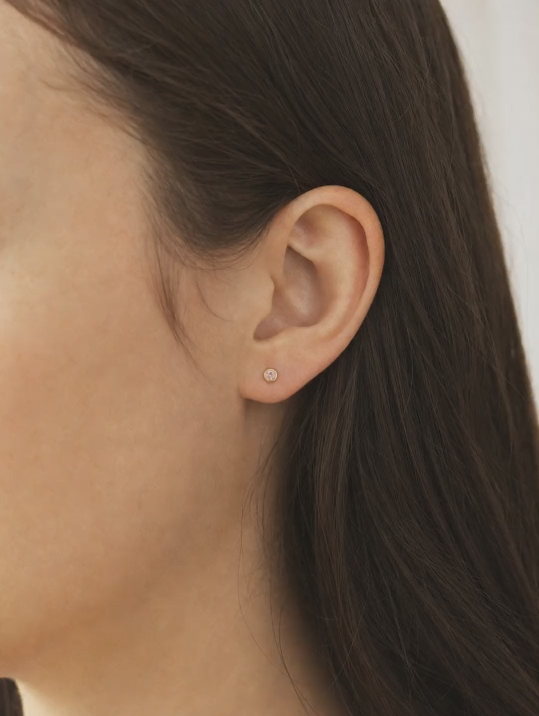 Broquel Bisel Zirconia Rosa 2.5 mm Oro 10K - video lifestyle