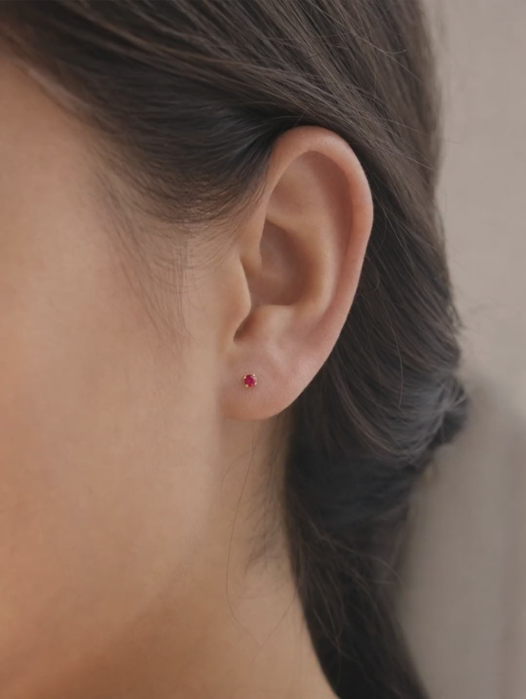 Broquel Solitario Zirconia Rubí 3 mm Oro 10K - video lifestyle