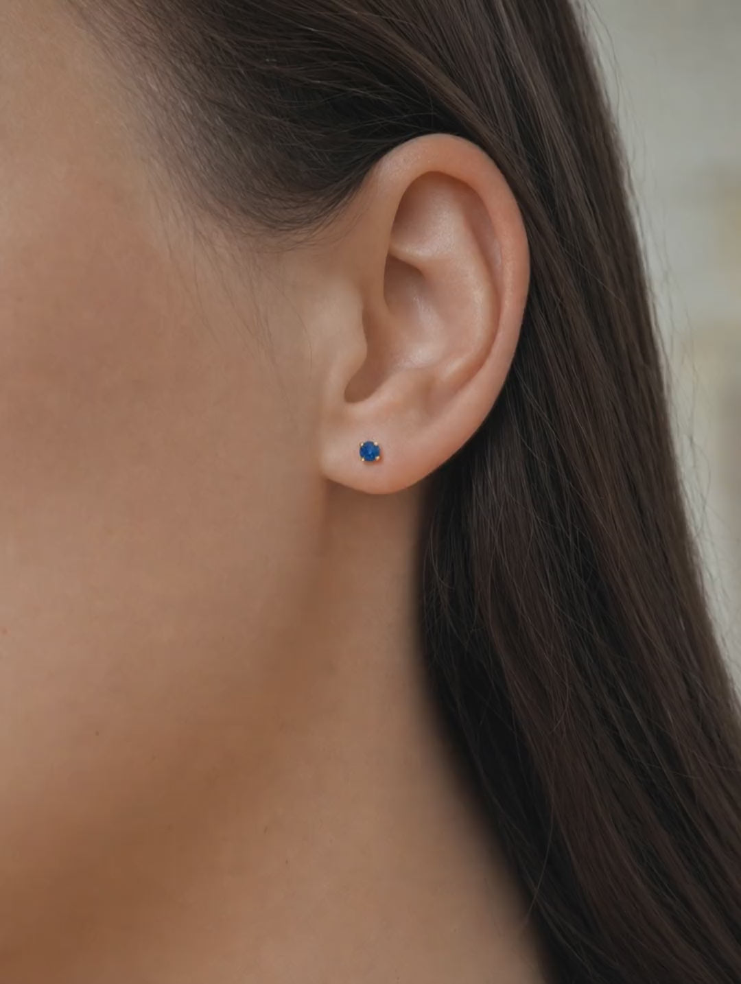 Broquel Solitario Zirconia Azul 3 mm Oro 10K - video lifestyle