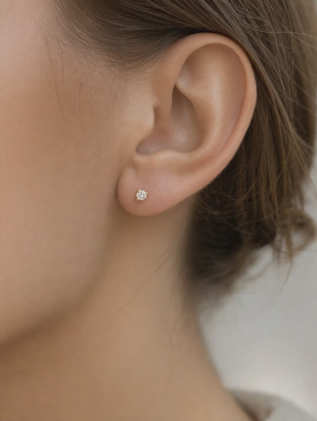 Broquel Solitario Zirconia Blanca 2.25 mm Oro 10K - video lifestyle