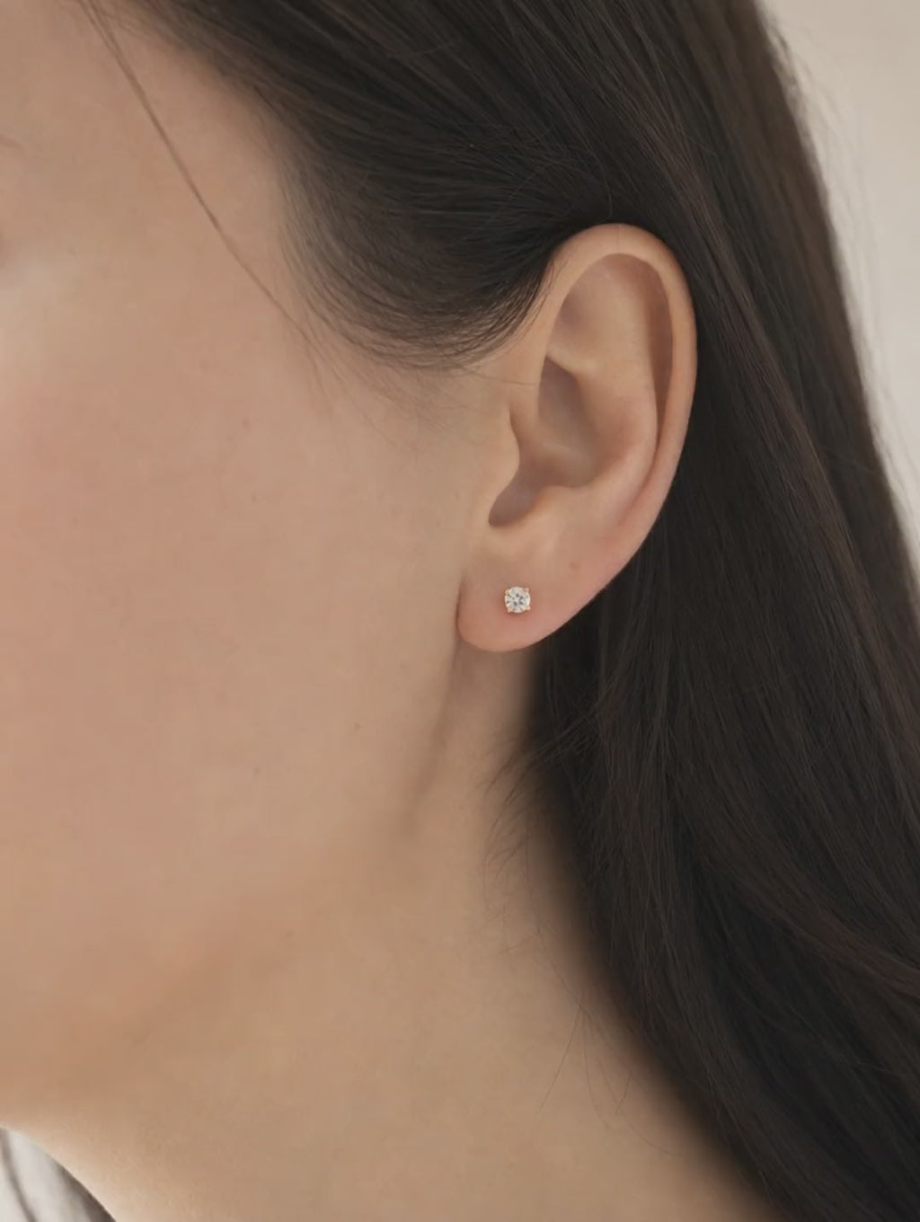 Broquel Solitario Zirconia Blanca 4 mm Oro 10K - video lifestyle