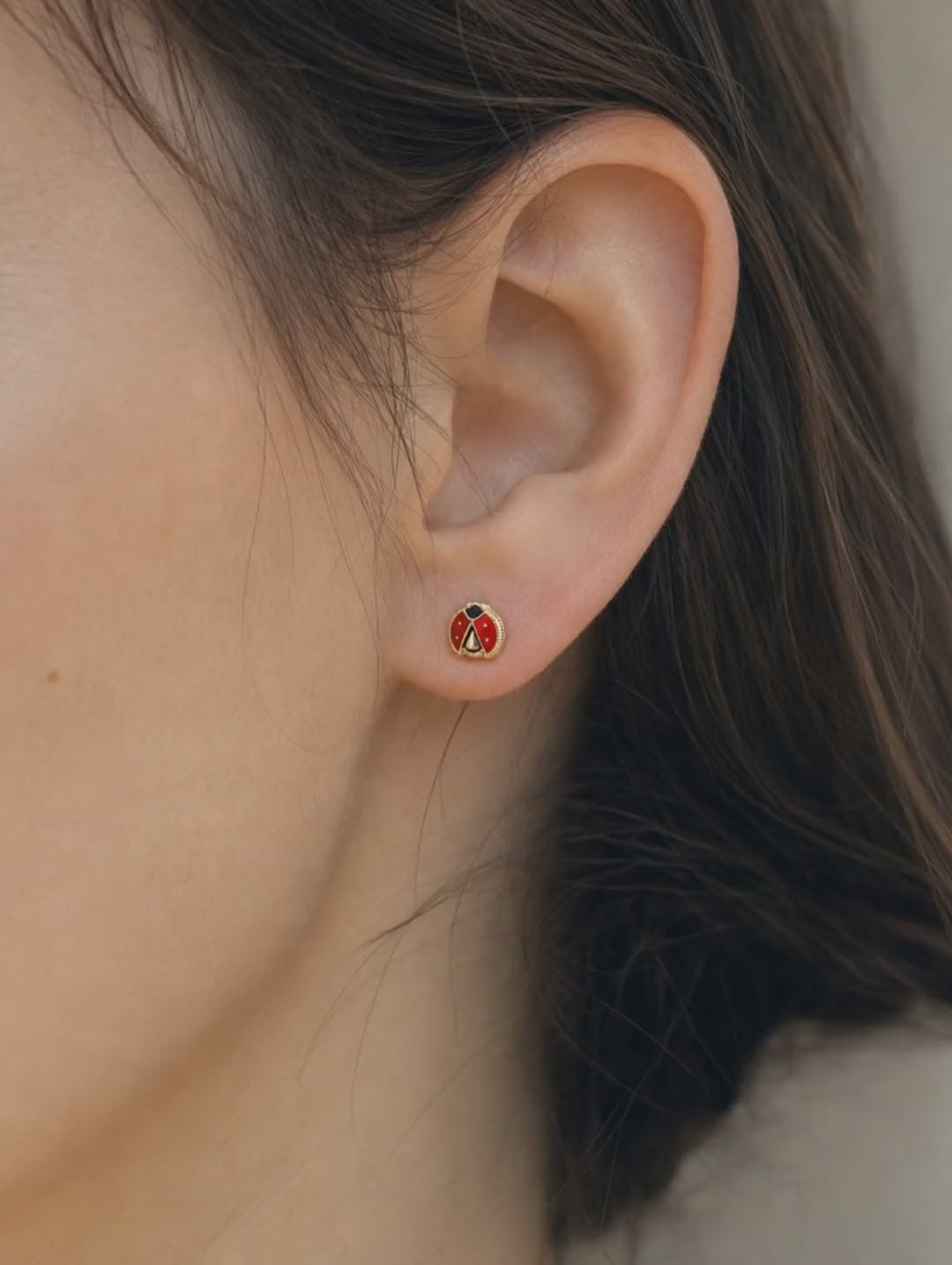Broquel Catarina Esmaltada Oro 10K - video lifestyle