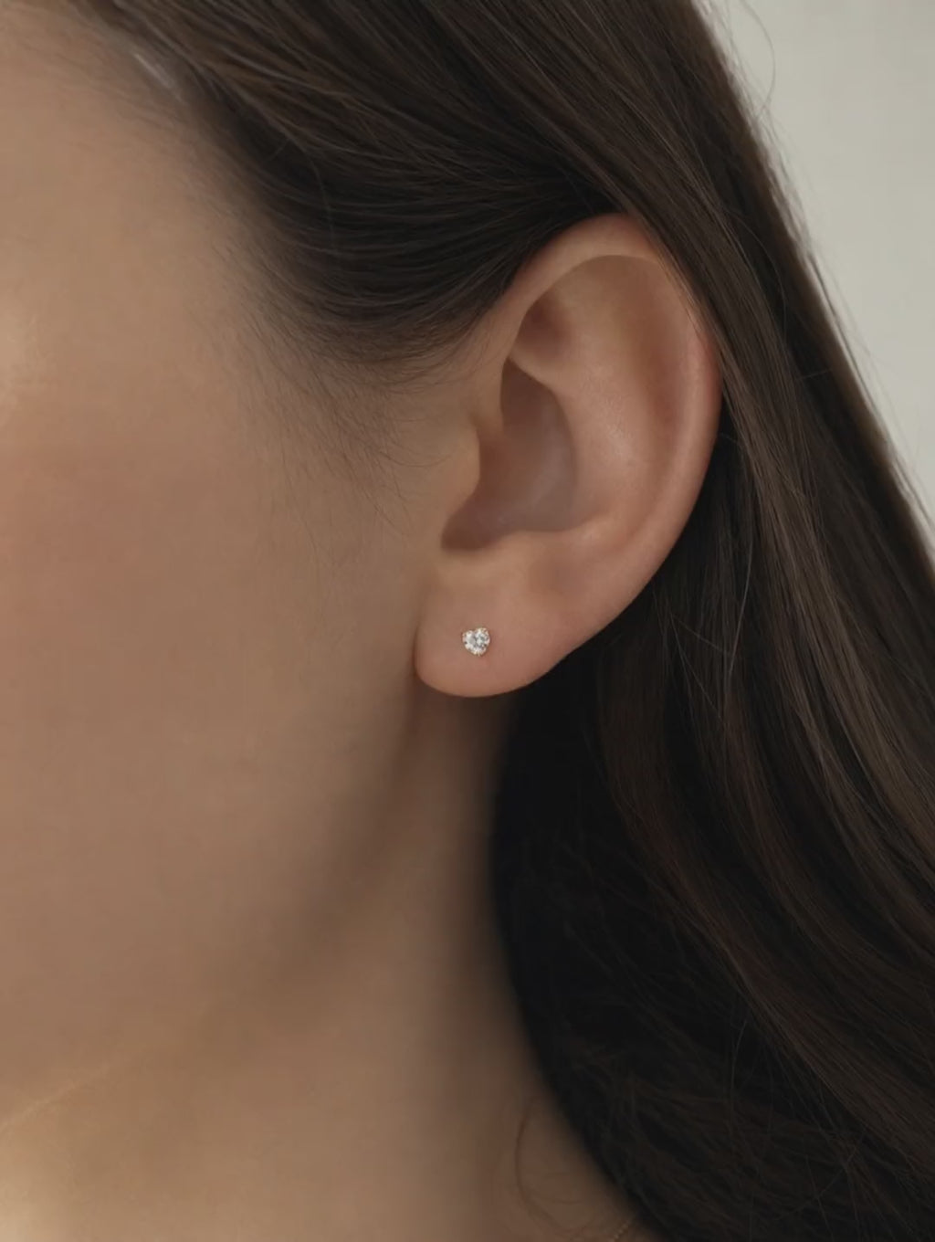 Broquel Corazón Zirconia 4 mm Oro 10K - video lifestyle