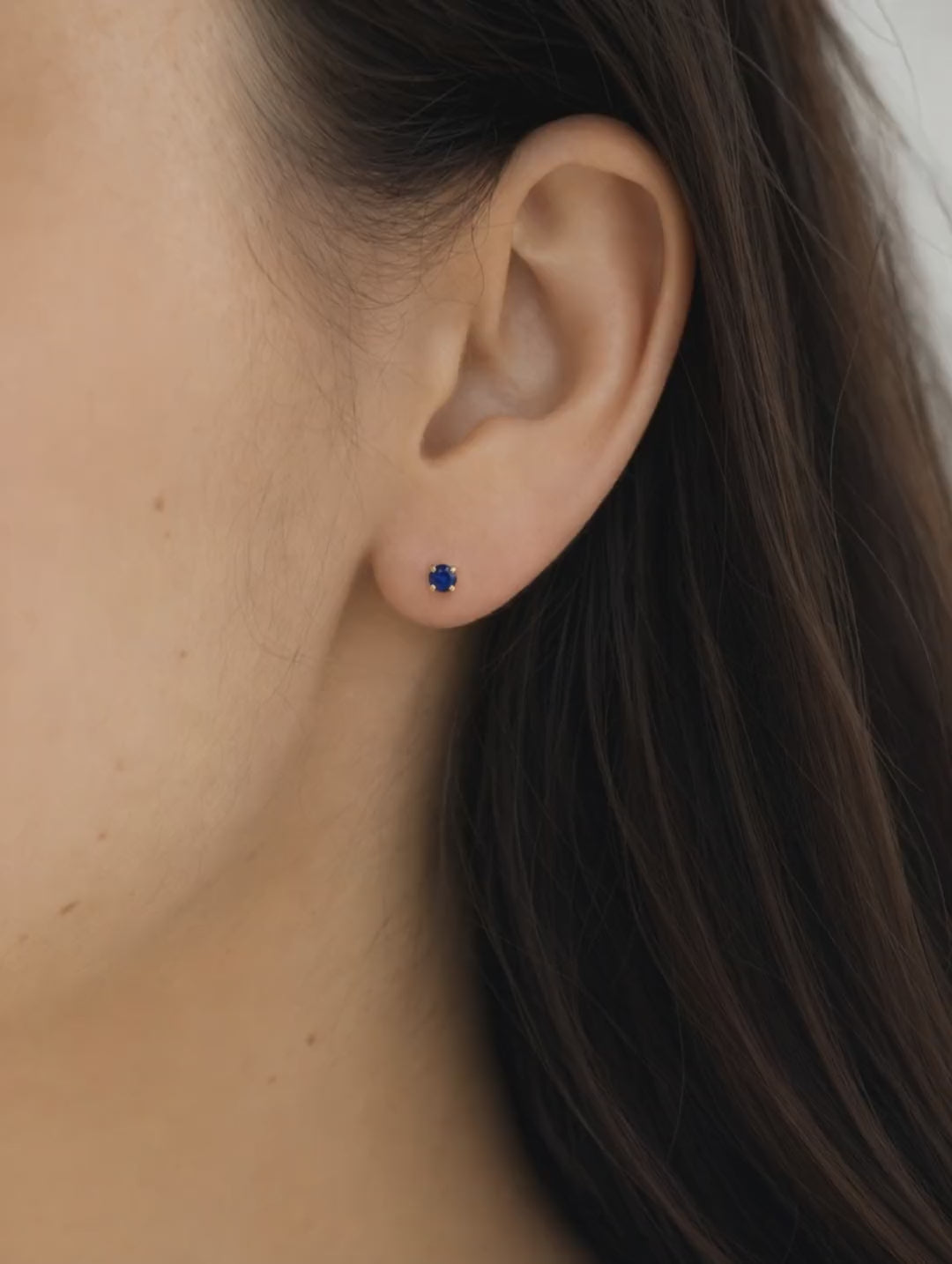 Broquel Solitario Zirconia Azul 4 mm Oro 10K - video lifestyle