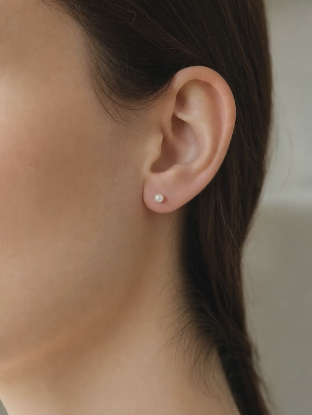 Broquel Perla 5 mm Oro 10K - video lifestyle