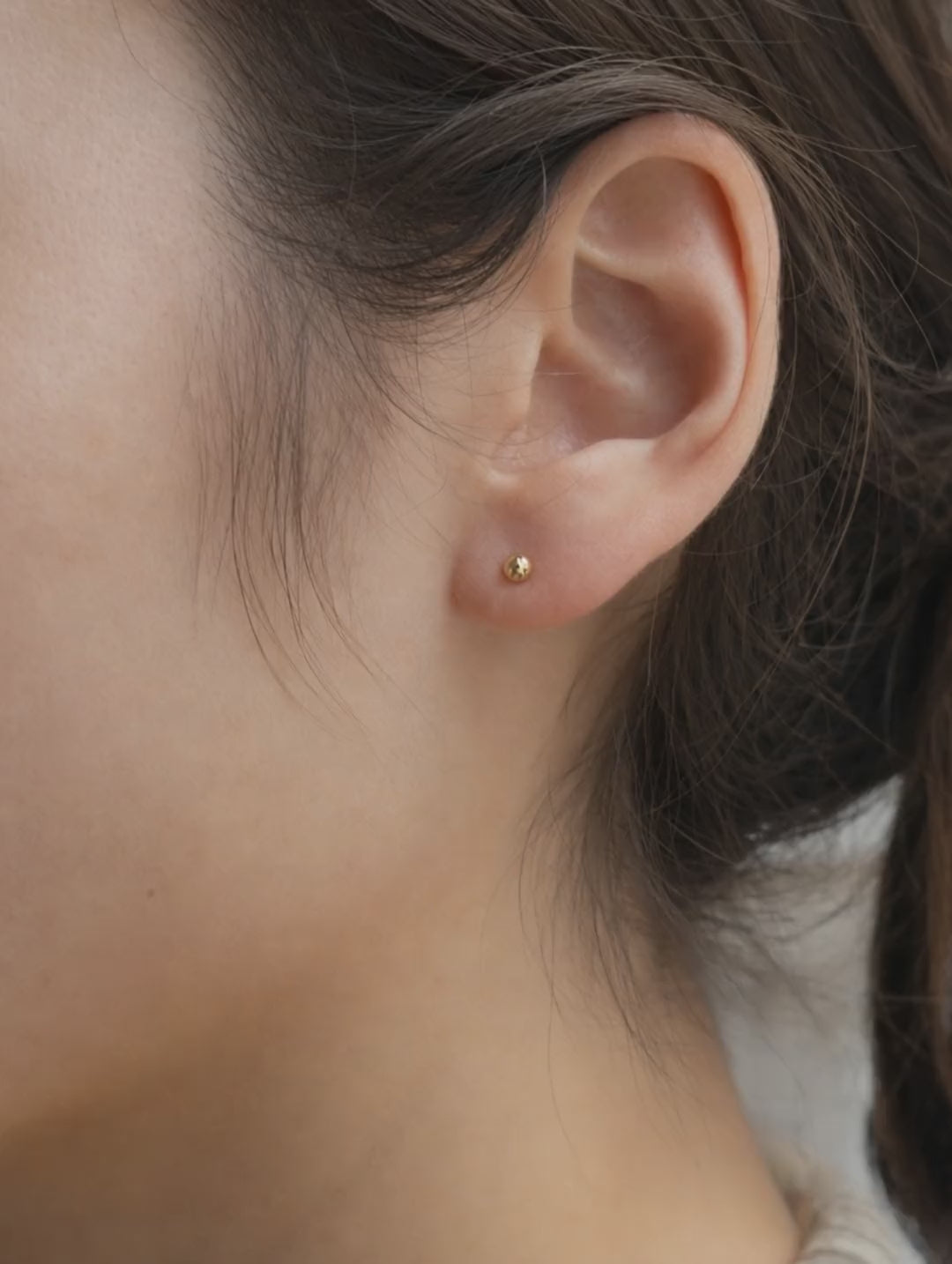 Broquel Dormilona 3.2 mm Oro 10K - video lifestyle
