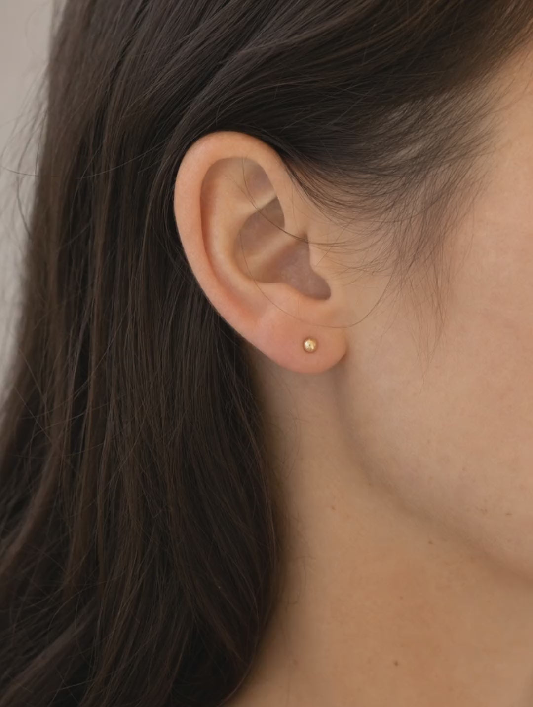 Broquel Dormilona 4.1 mm Oro 10K - video lifestyle