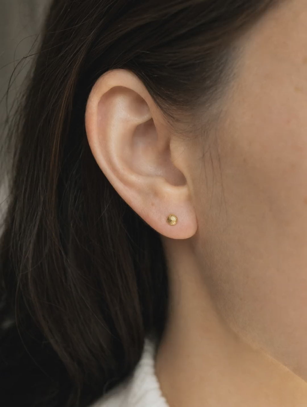 Broquel Hongo 3.6 mm Oro 10K - video lifestyle