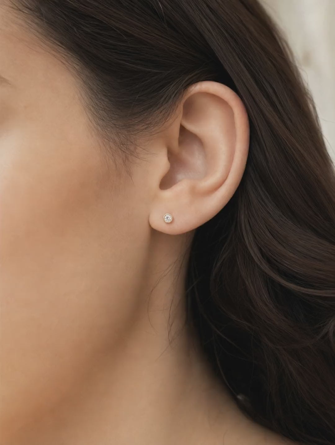Broquel Bisel Zirconia Blanca 5 mm Oro 10K - video lifestyle
