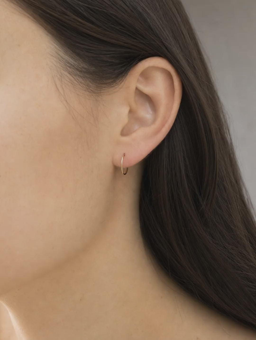 Arracada Lisa 9 mm Oro 10K - video lifestyle