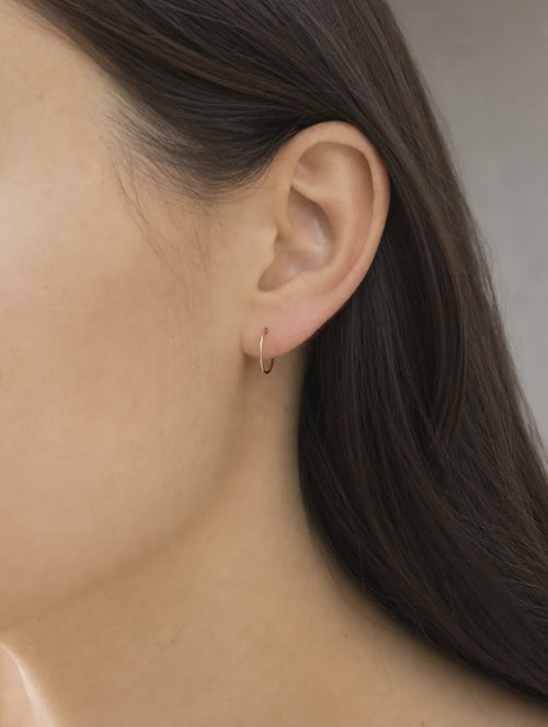 Arracada Lisa 9 mm Oro 10K - video lifestyle