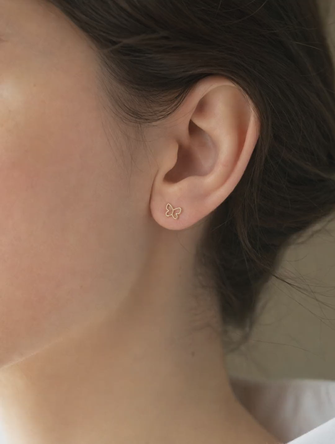 Broquel Mariposa Silueta Oro 10K - video lifestyle