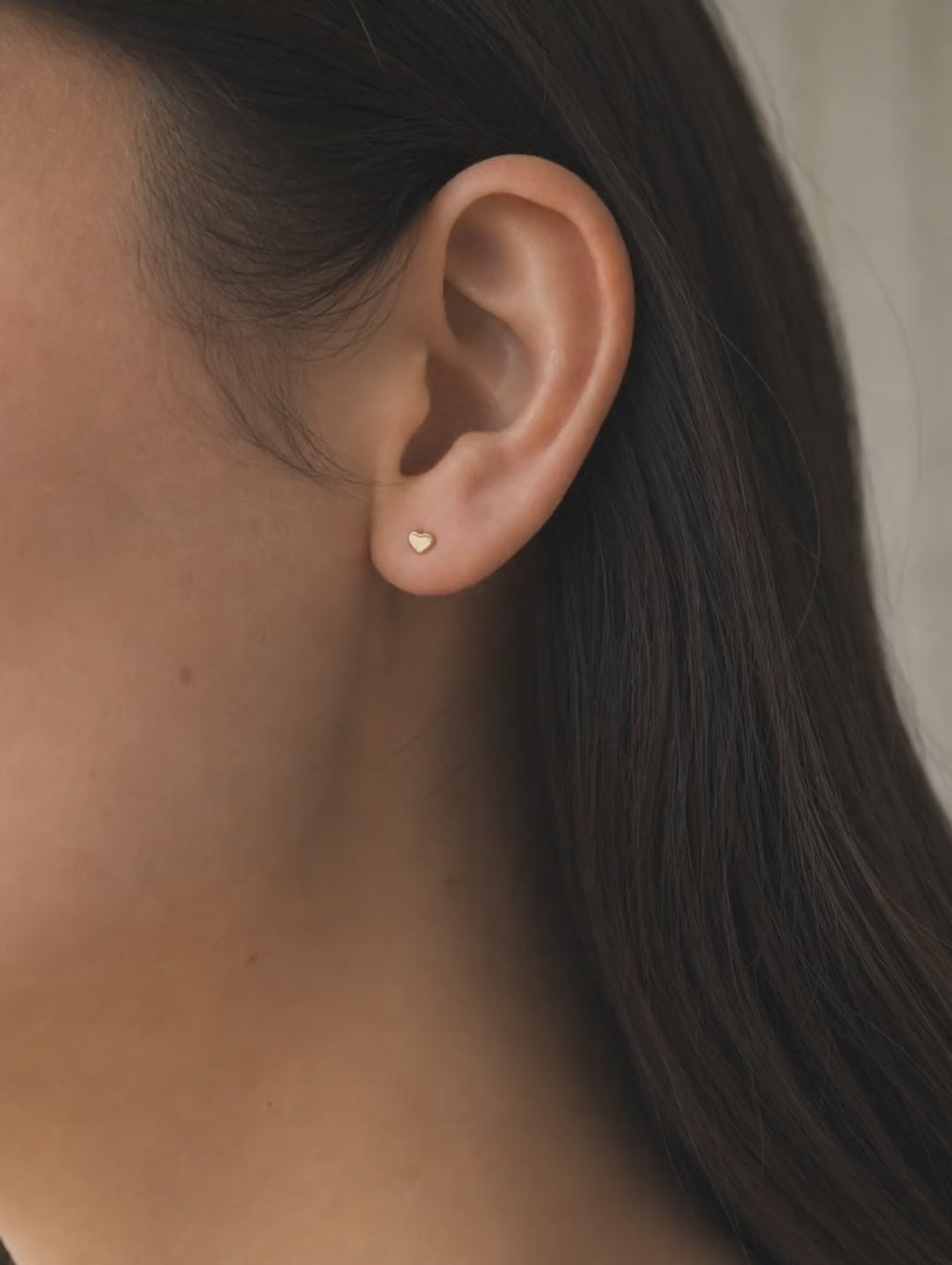 Broquel Corazón Mini Oro 10K - video lifestyle