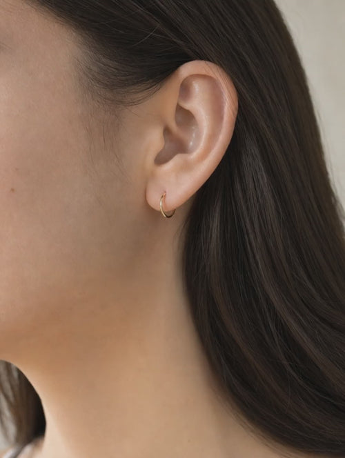 Arracada Lisa 12 mm Oro 10K - video lifestyle