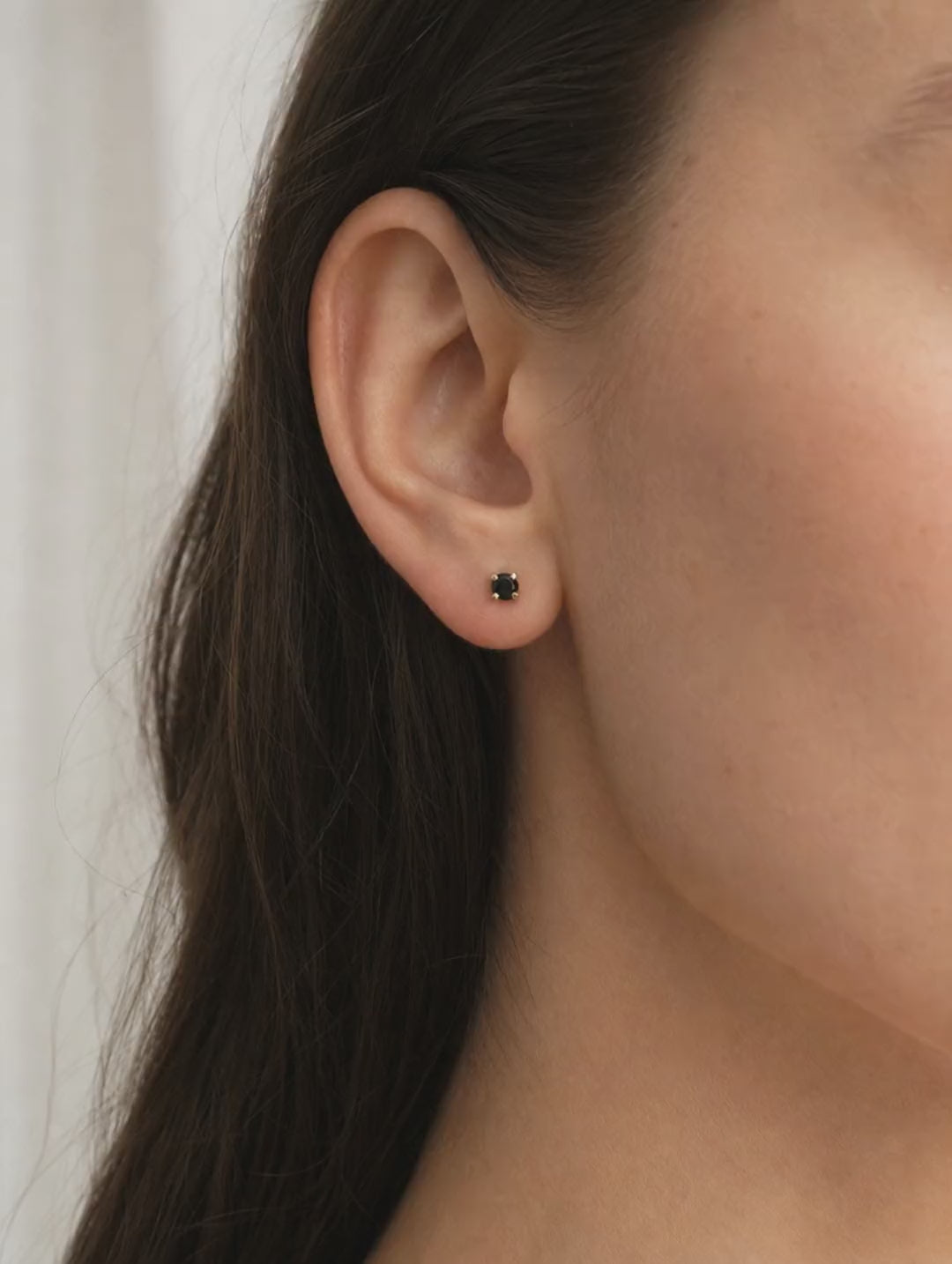 Broquel Solitario Zirconia Negra 2.25 mm Oro 10K - video lifestyle