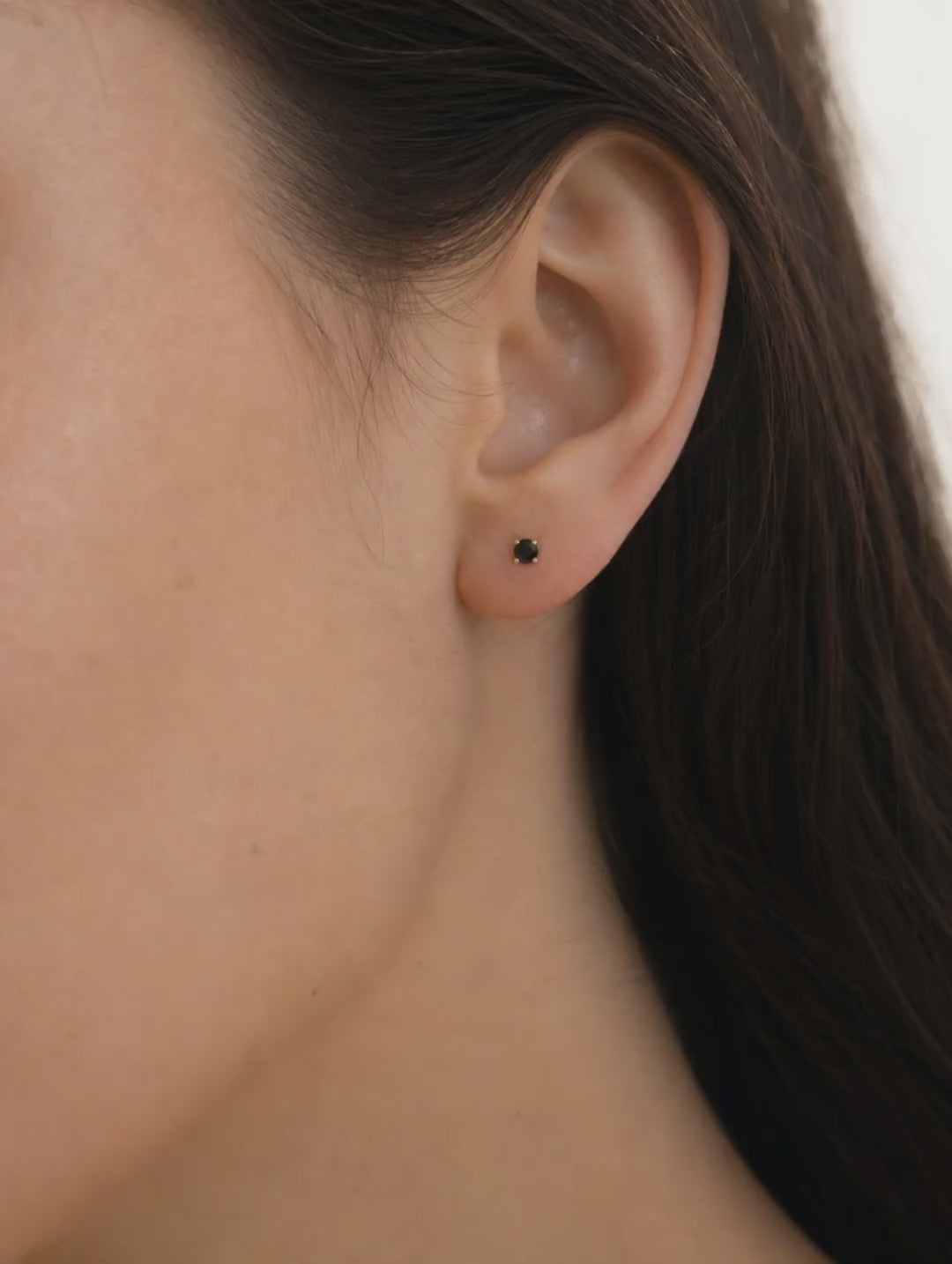 Broquel Solitario Zirconia Negra 4 mm Oro 10K - video lifestyle