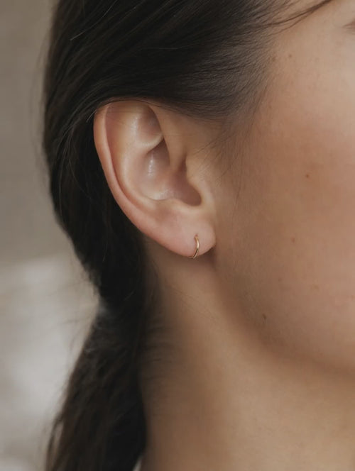 Arracada Lisa 6.6 mm Oro 10K - video lifestyle