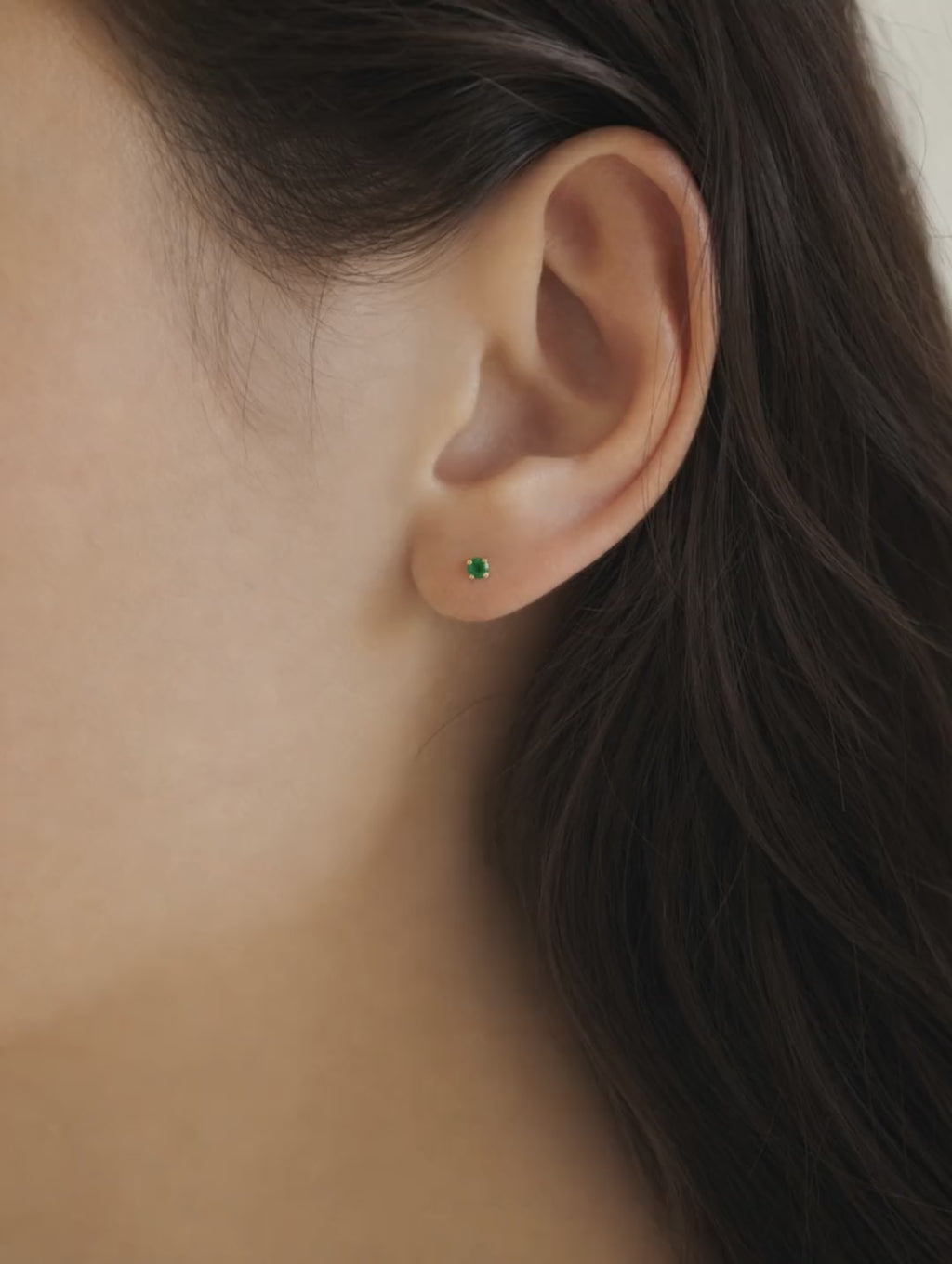 Broquel Solitario Zirconia Verde 3 mm Oro 10K - video lifestyle