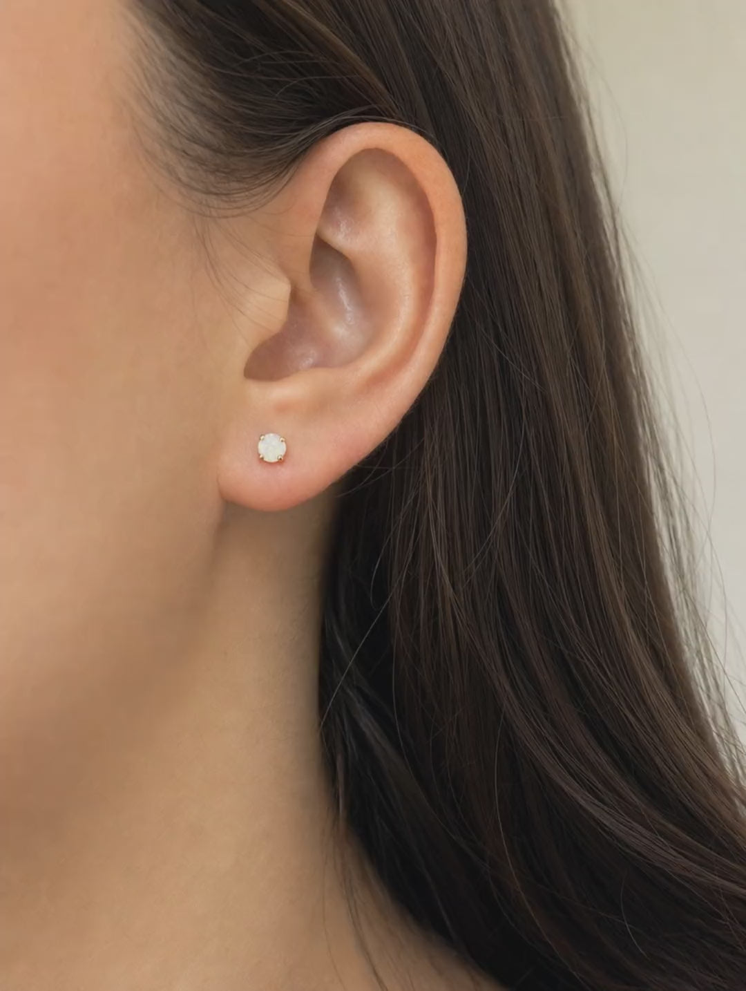 Broquel Solitario Zirconia Tornasol 3 mm Oro 10K - video lifestyle