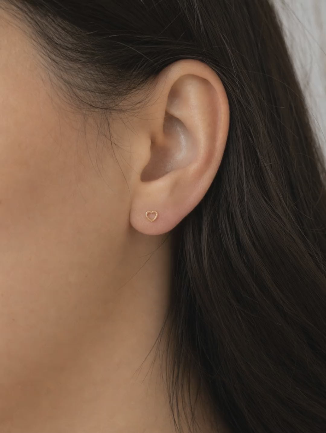 Broquel Corazón Silueta Oro 10K - video lifestyle