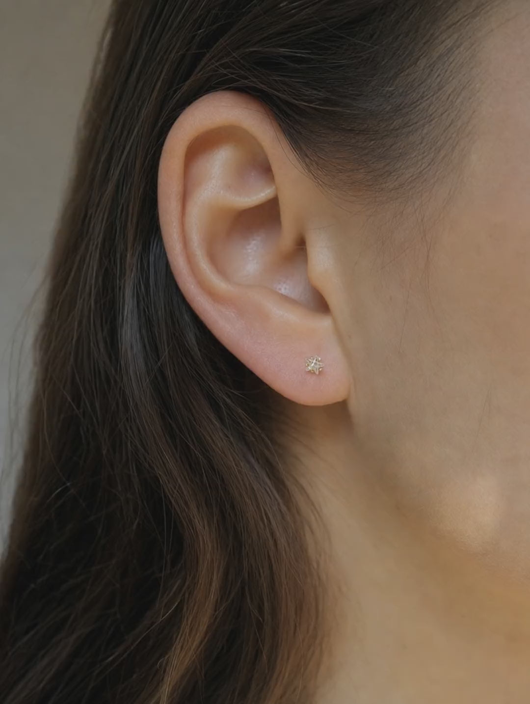 Broquel Estrella Zirconia 4 mm Oro 10K - video lifestyle